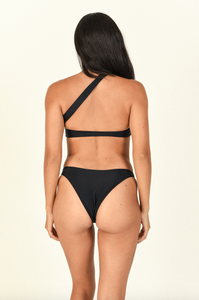 Model standing backwards showing the back of the Halo Top and Most Wanted Bottom in black